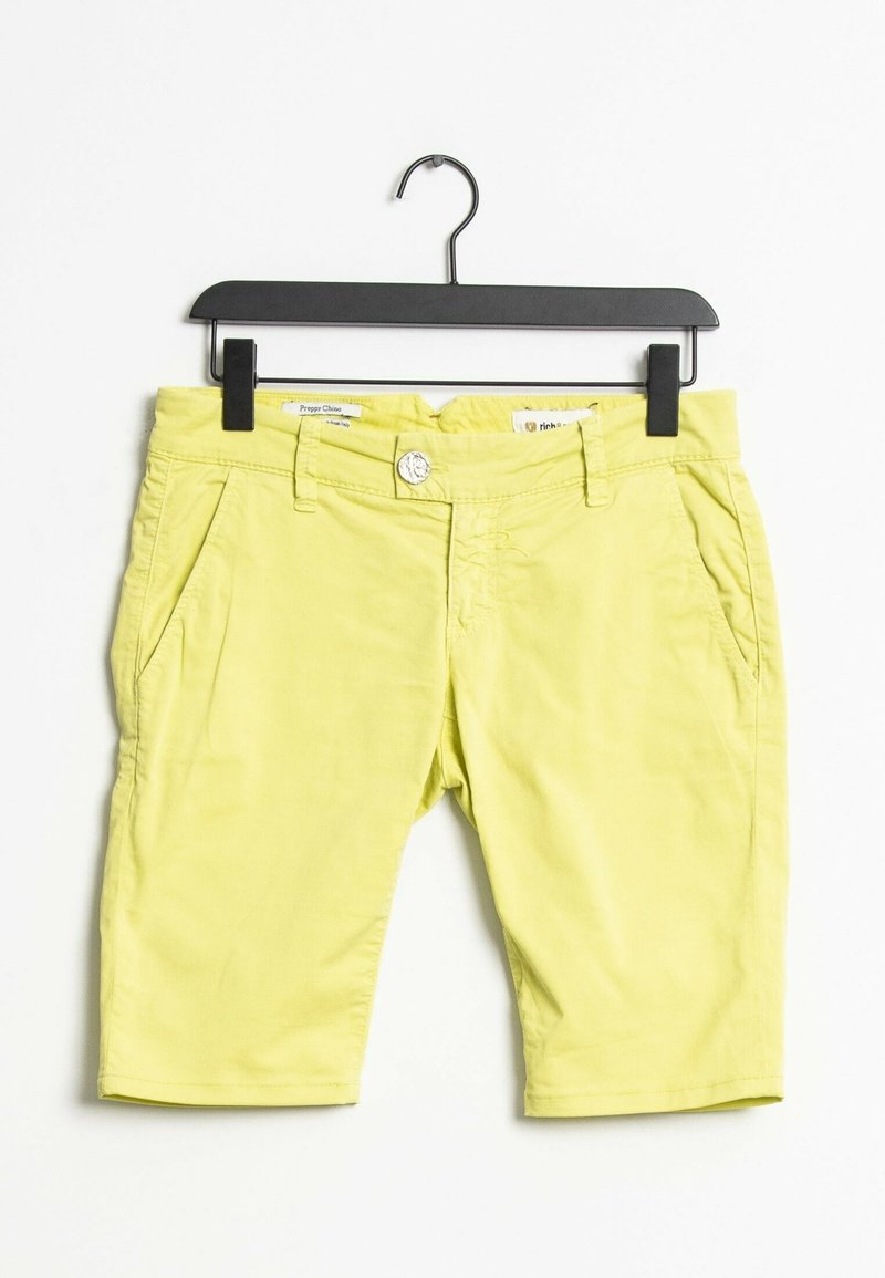 Shorts en coton chino jaunes avec une fermeture à bouton, deux poches avant et une texture lisse. Ceinture ajustable et longueur au-dessus du genou.