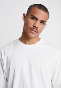Carhartt WIP BASE - Langærmet T-shirt - white/black