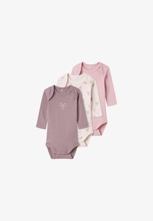 Ensemble de trois body à manches longues pour bébé : un mauve, un crème avec des motifs de nœuds, un rose uni. Matière en coton doux, fermetures à pression en bas.