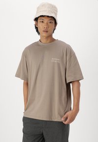 Only & Sons ONSAARAV LIFE TEE UNISEX - Camiseta estampada - desert taupe
