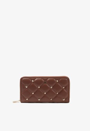 Portafoglio marrone trapuntato con borchie a forma di stella dorate, dotato di chiusura con zip e una texture in pelle liscia. Forma rettangolare con dettaglio del logo.