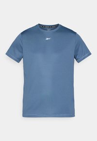 Blå atletisk t-shirt lavet af glat stof, med rund halsudskæring og korte ærmer. Inkluderer et lille hvidt logo på brystet.