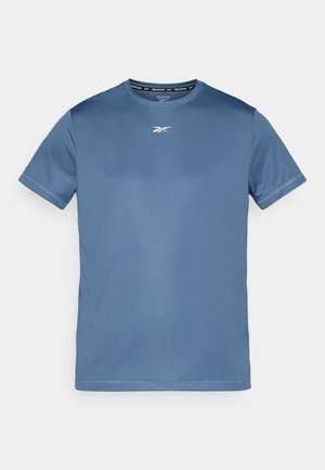 Blå atletisk t-shirt lavet af glat stof, med rund halsudskæring og korte ærmer. Inkluderer et lille hvidt logo på brystet.