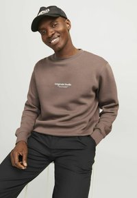 Jack & Jones JORVESTERBRO CREW NECK - Sudadera - deep taupe