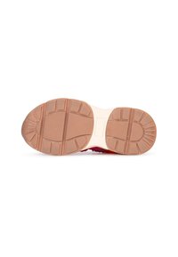 La suela del zapato presenta una parte inferior de goma texturizada de color marrón claro, con un patrón de ranuras y protuberancias para mejorar la tracción. El borde es suave y refinado.