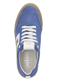 Baskets en velours bleu avec des lacets et des accents blancs, dotées d'une semelle en gomme et d'un logo sur la languette. Doublure intérieure lisse visible.