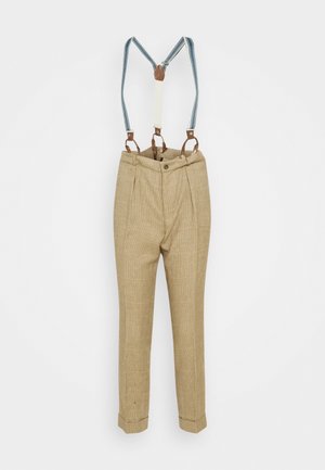 Beżowe, kratkowane spodnie z wysokim stanem, mankietami oraz niebiesko-paskowanymi szelkami przymocowanymi brązowymi skórzanymi pętlami.