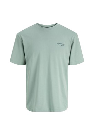 Lichtgroen T-shirt met korte mouwen en ronde hals met klein "Jack & Jones" logo en handtekening op de bovenste linkerborst.