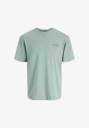 Lichtgroen T-shirt met korte mouwen en ronde hals met klein "Jack & Jones" logo en handtekening op de bovenste linkerborst.