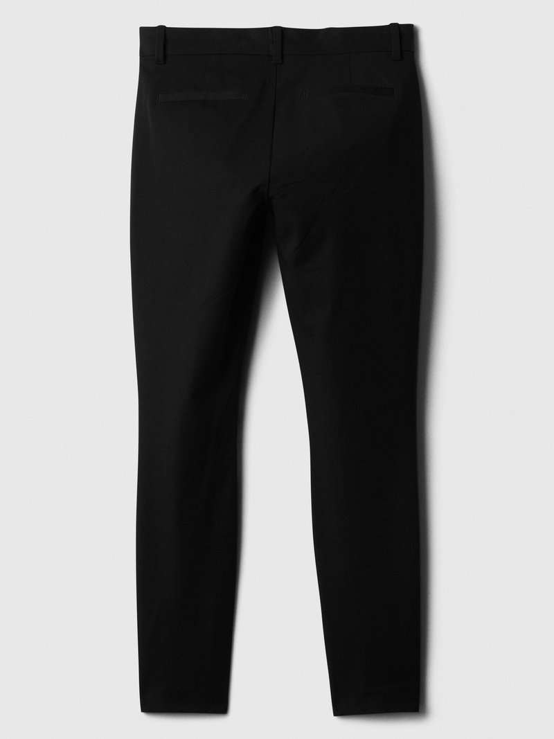 Pantalons noirs ajustés avec poches passepoilées au dos et passants de ceinture, présentés à plat sur un fond blanc.