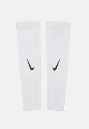 Białe sportowe rękawy na ramiona o gładkiej fakturze i czarnym logo Nike. Posiadają dopasowany krój, zapewniający komfort i swobodę ruchów podczas uprawiania sportu.