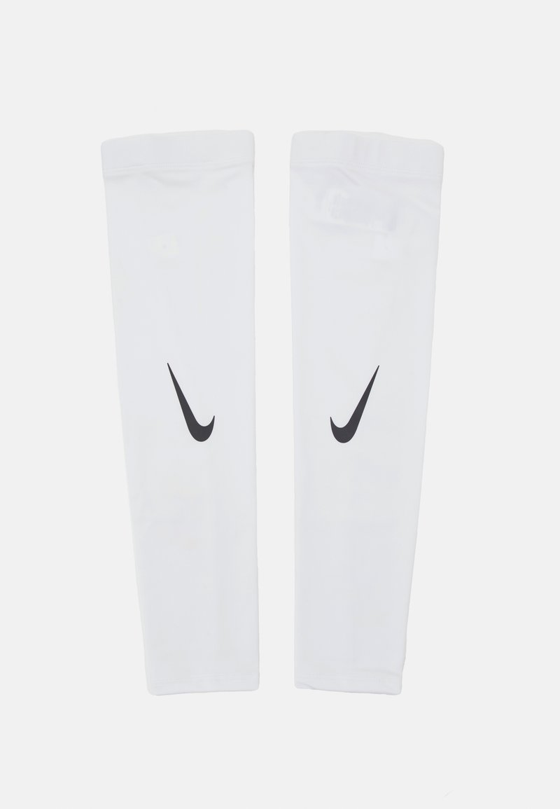 Mangas atléticas brancas com uma textura suave e o logotipo preto da Nike. Apresenta um design ajustado para conforto e mobilidade durante a prática de desporto.