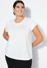 Witte katoenen t-shirt met een ronde halslijn en korte mouwen. Heeft grijze bedrukte tekst in een gebogen ontwerp op de voorkant.