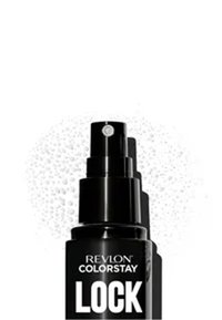 Revlon Colorstay Lock setting spray in een zwarte fles met een pompdeksel. Witte tekst labelt het product, met mist zichtbaar op de achtergrond.