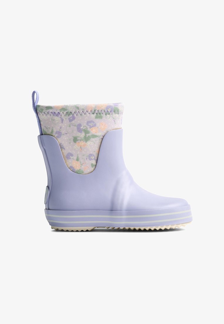 Botte de pluie en caoutchouc lavande pour enfants avec revers en tissu floral et languette de traction, semelle plate avec fines rayures.