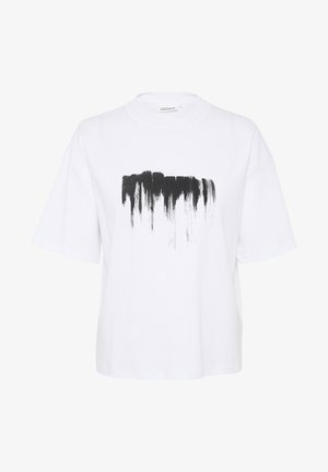 Balta medvilnės marškinėliai, laisvo kirpimo, su juodu šepetėliu pieštu raštu per krūtinę ir trumpomis rankovėmis.