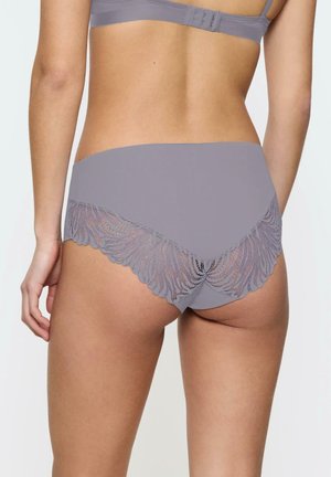 Szare damskie majtki z gładką tkaniną z przodu i misternym koronkowym wykończeniem z tyłu z falistym wzorem, elastyczny pas.