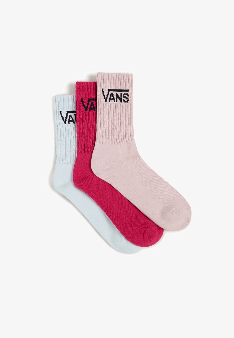 Tre paia di calzini a tema crew in blu chiaro, rosa e fucsia. Ognuno presenta un design a coste e il logo "VANS" in nero sul bordo superiore.