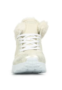 Baskets blanches avec des accents métalliques, un col en fourrure douce et une surface texturée. Dispose de lacets blancs et d'une semelle en caoutchouc avec un motif de bande de roulement.