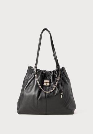 Borsa a spalla in pelle nera con parte superiore arricciata, dettaglio in catena argentata e piccola chiusura frontale. Texture liscia con una forma morbida.