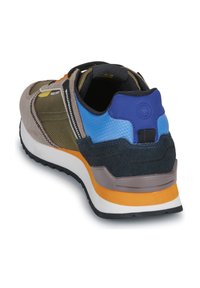 Sneaker con un upper mult materiale caratterizzato da dettagli in verde oliva, grigio, blu e arancione. Suola imbottita e tallone testurizzato.