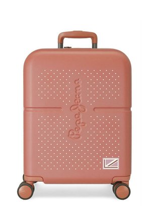 Maleta compacta de carcasa dura en coral apagado con nombre de la marca en relieve, pequeño patrón perforado, cuatro ruedas giratorias y asa retráctil.