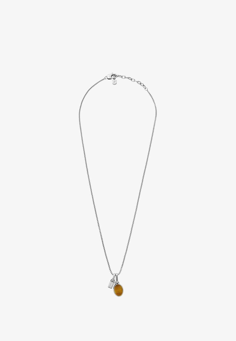 Collier en chaîne en argent présentant un pendentif en ambre ovale et un petit charm en tag rectangulaire, mettant en valeur un design épuré et une finition polie.