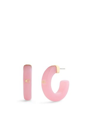Boucles d'oreilles créoles épaisses semi-transparentes roses avec des accents dorés et un logo "C" doré sur chacune.
