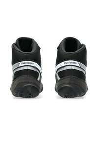 Zapatillas altas negras con parte superior de tela texturizada, cuello acolchado, suelas de goma y una franja blanca que presenta la palabra "SNAPDOWN."