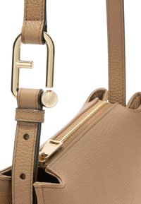 Borsa a mano beige in pelle con finitura testurizzata, dotata di cerniera dorata, rifiniture oro e tracolla regolabile.