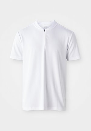 Valge lühikeste varrukatega spordisärk, millel on püsti krae ja neljandik tõmblukk. Valmistatud siledast, kergest kangast, millel on peen logo detail.