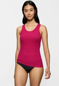 Dopasowany różowy top na ramiączkach z szerokimi paskami i gładką fakturą, zestawiony z czarnymi majtkami bikini. Prosty, minimalistyczny design.