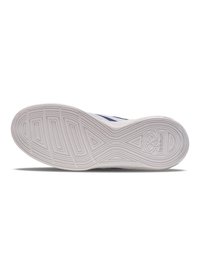 Hvid sneakersåle med teksturerede gripmønstre og et logo. Har et glat, buet design og subtile riller for forbedret greb.