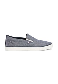 Buty typu slip-on z szarej teksturowanej tkaniny, białą gumową podeszwą i małym akcentem w kolorze czerwonym i niebieskim. Bez sznurówek.