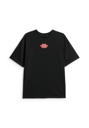 Czarny t-shirt z krótkim rękawem i okrągłym dekoltem, z czerwonym napisem "ENJOY THE LITTLE THINGS" na środku klatki piersiowej.