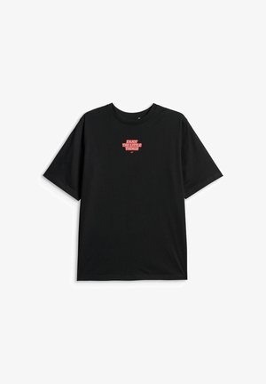 Czarny t-shirt z krótkim rękawem i okrągłym dekoltem, z czerwonym napisem "ENJOY THE LITTLE THINGS" na środku klatki piersiowej.