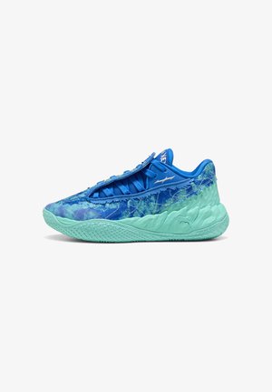 Zapatilla deportiva azul y verde azulado con suela texturizada, diseño con patrón de hojas y solapa única que cubre los cordones azules sobre fondo blanco.