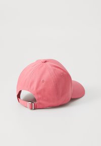 Casquette de baseball rose avec une couronne arrondie, en tissu, dotée d'une sangle ajustable à l'arrière, et d'une texture lisse sans motifs visibles.