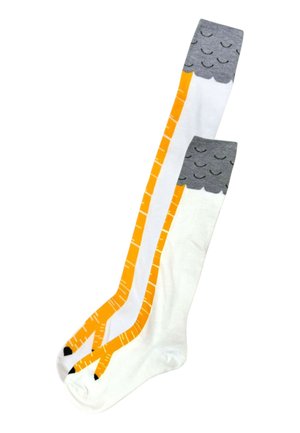 Calcetas blancas hasta la rodilla con un diseño que asemeja patas de pájaro amarillas y plumas grises en la parte superior.