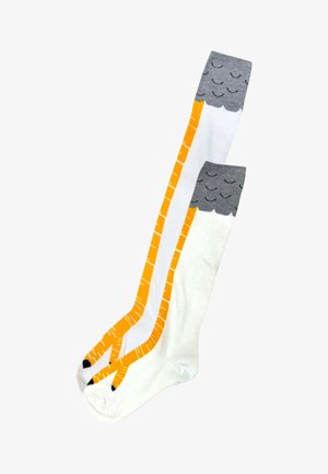 Calcetas blancas hasta la rodilla con un diseño que asemeja patas de pájaro amarillas y plumas grises en la parte superior.