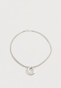 Hopeaketju, jossa on sileä, abstrakti, pyöreä riipus, jossa on pieni käyrä aukko keskellä.