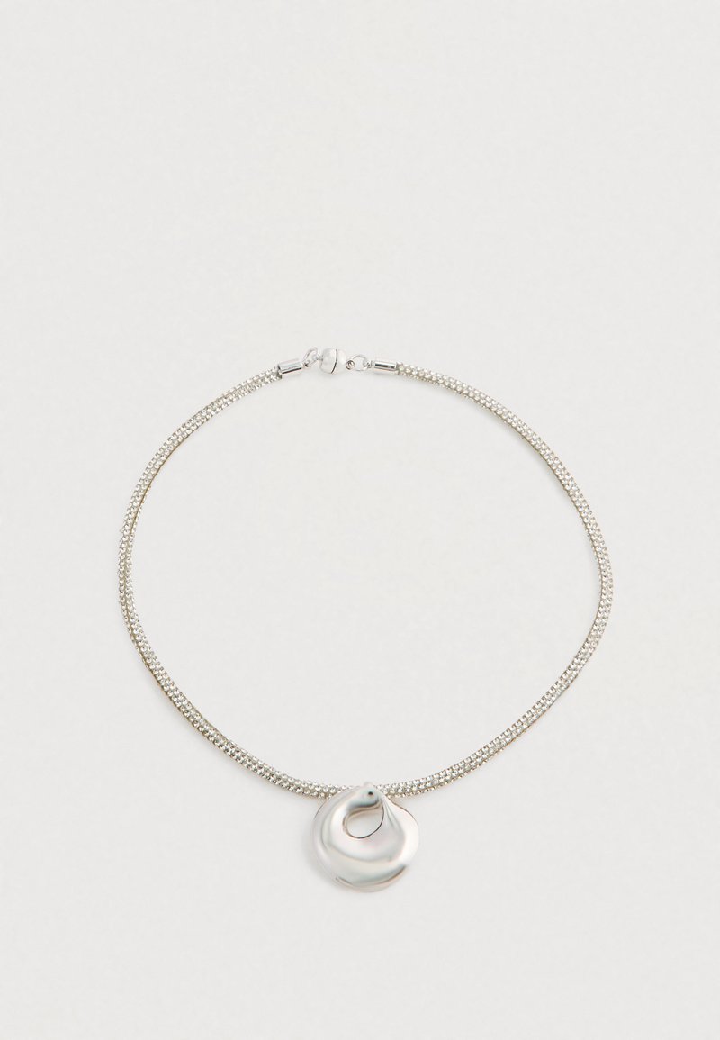 Hopeaketju, jossa on sileä, abstrakti, pyöreä riipus, jossa on pieni käyrä aukko keskellä.