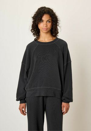 - Sweter