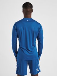 Langærmet blå atletisk skjorte med rund hals, glat overflade og logodetalje på ryggen, parret med matchende blå shorts.
