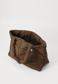 Borsa a spalla marrone imbottita con una texture morbida, due manici solidi e una tasca interna singola. Presenta cuciture visibili e un'etichetta con il logo.