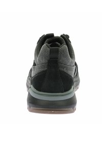 Scarpa sportiva nera e grigia con tomaia in tessuto testurizzato, tallone rinforzato e suola in gomma con motivi antiscivolo.