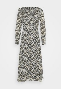 Vestido floral de manga larga con fondo negro y flores blancas y beige, cintura ceñida y falda fluida. Textura de tela suave.