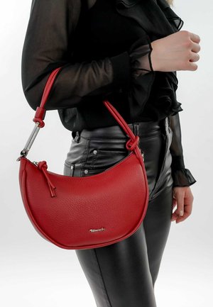 Bolso de mano de cuero rojo con forma curva, superficie texturizada y una correa corta. Cuenta con detalles y acentos metálicos en los extremos de la correa.