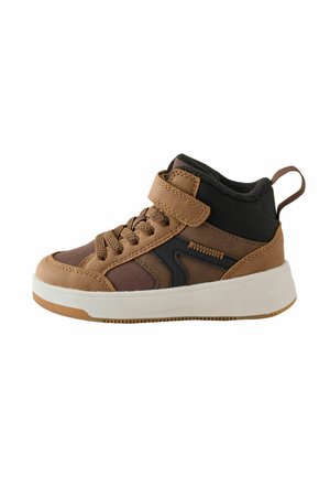 Brązowo-czarne wysokie sneakersy z sznurówkami, paskiem na rzep i białą podeszwą, zaprojektowane dla dzieci z pętelką na pięcie.