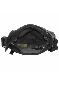 Sort stof skuldertaske med lynlåsåbning, der har et rummeligt interiør, gråt for og indvendige lommer til organisering.